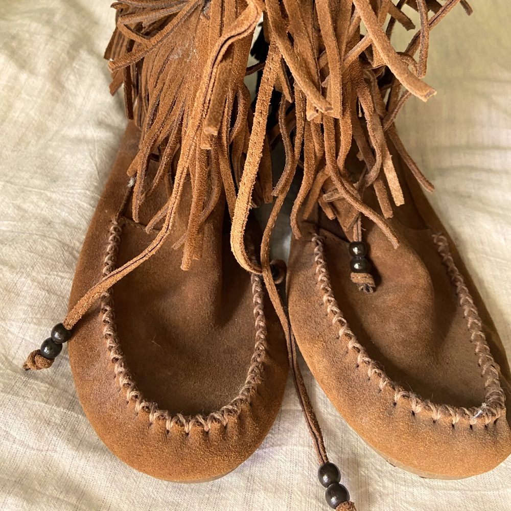 Minnetonka moccasin 2-layer fringe boot size 10 in brown